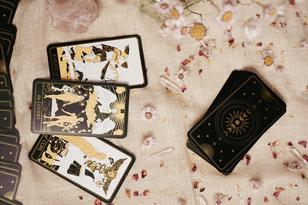 Your First Tarot Reading: Seeing the Present Clearly (And Why the Future is Still Yours to&nbsp;Shape)